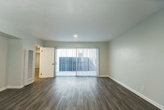 Photo - 18404 Vincennes Street