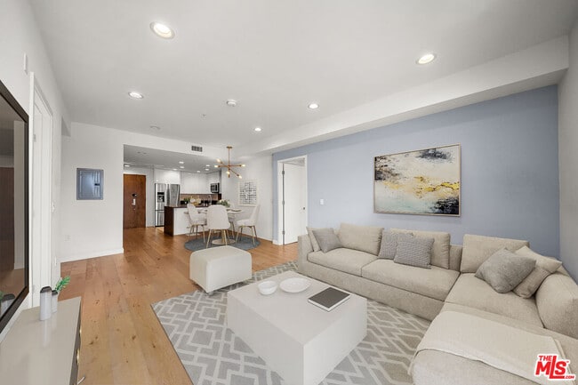 Building Photo - 105 S Mariposa Ave Unit 203