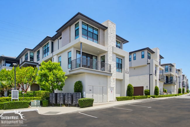 Building Photo - Modern and Stylish 2Bdm 2.5Ba Home in the Civita Community of Mission Valley!