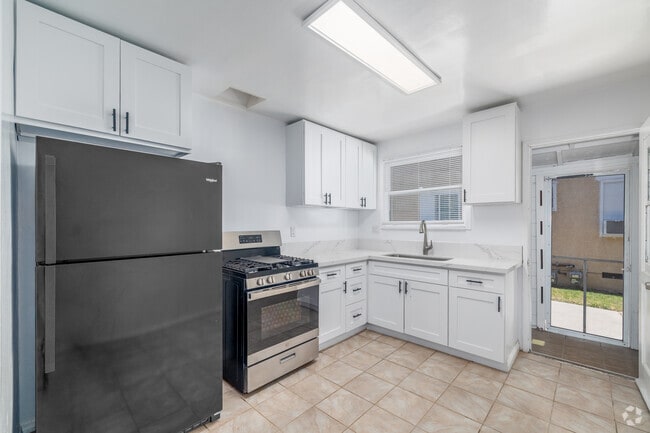2BR, 1BA - 800SF - Kitchen - 3929 Sawtelle Blvd