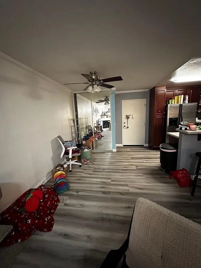 Building Photo - 5515 Canoga Ave Unit 112