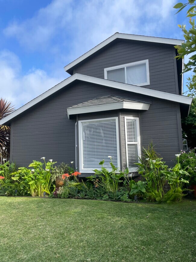 Beautiful landscaping - 2220 Curtis Ave