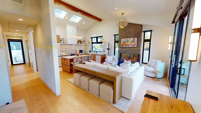 Building Photo - Elevated Living Fully Furnished