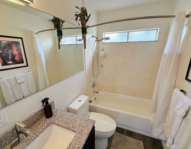 Building Photo - 244