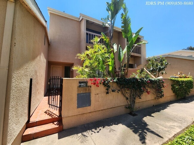 Building Photo - Fullerton 3 Bedroom Townhouse
