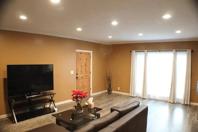 Building Photo - 1770 Vineyard Ave Unit 4