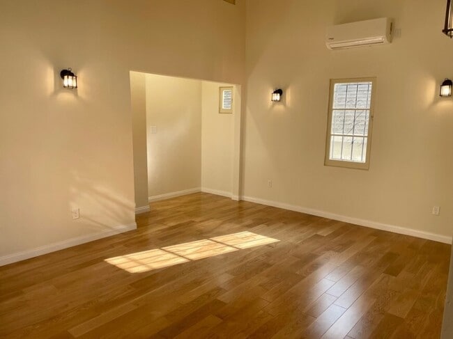 Photo - 1230-1232 N Flores St