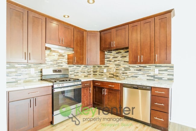 Building Photo - Updated 3 Bedroom Single Level Condo in La...