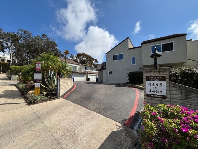 Spacious 3BD/2.5BA Townhouse in UTC W/ 2-C... - Spacious 3BD/2.5BA Townhouse in UTC W/ 2-C...