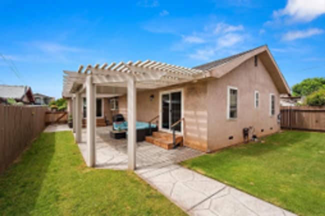 Building Photo - 3 bed 2 bath with 3 car garage