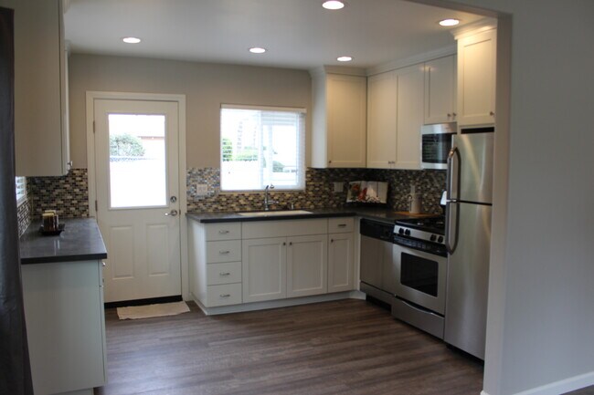 Building Photo - 7045-7045 Saranac St Unit 7043