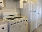 Gas range in kitchen - 3717 Cardiff Ave Apartments