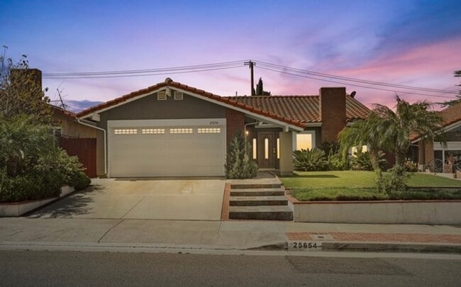 Building Photo - Beautiful 3 Bedroom, 2 Bathroom House w/ a Pool For Rent in Mission Viejo!