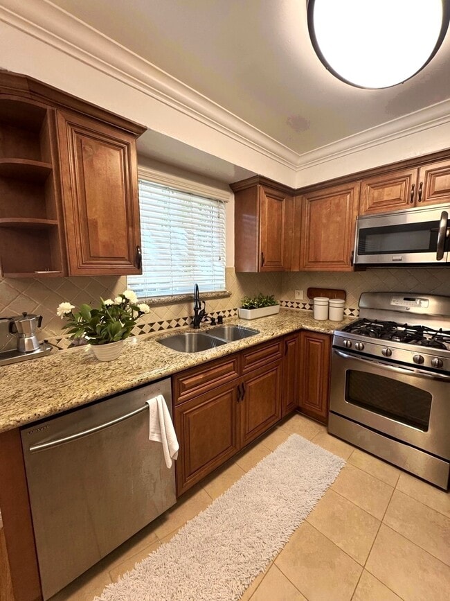 Building Photo - 855 Moraga Dr