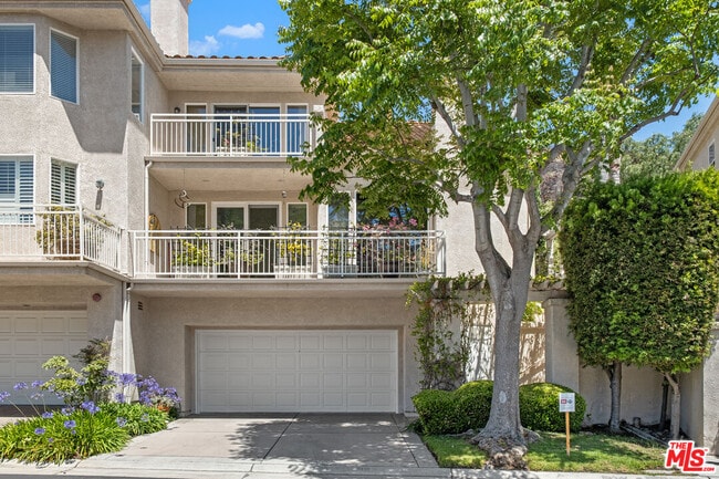 Photo - 682 Palisades Dr Townhome
