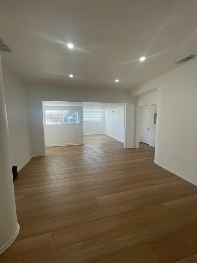 Building Photo - 3043 Hollycrest Dr Rental