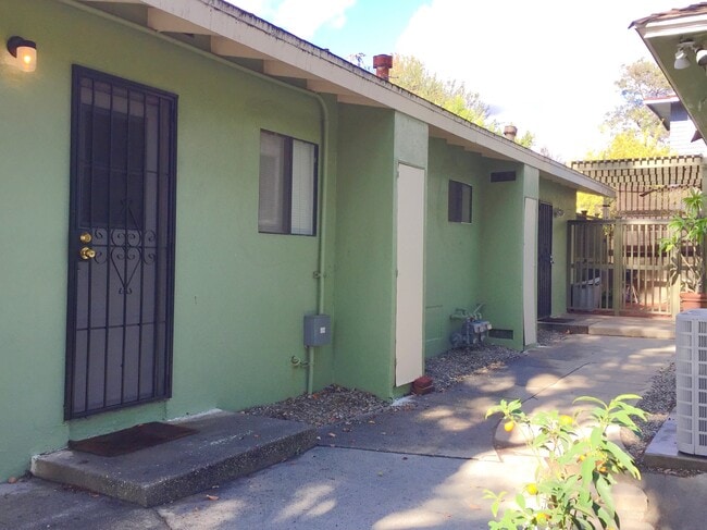 Building Photo - 411 Douglas St Unit #2