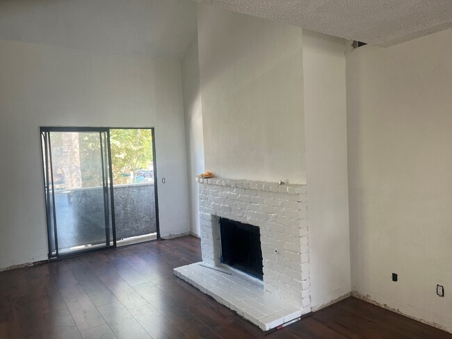 Building Photo - 115 E Cedar St
