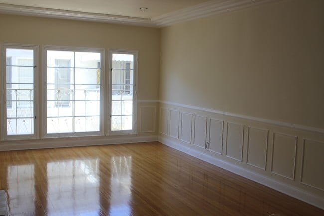 Building Photo - 9945 Robbins Dr Unit 203
