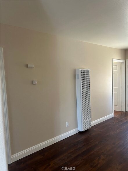 Building Photo - 626 W 59th Pl