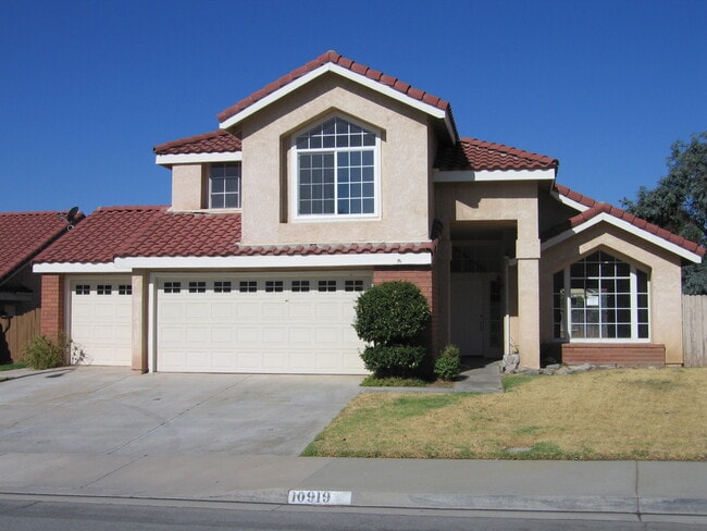 Building Photo - 4 BEDROOM IN THE RANCH