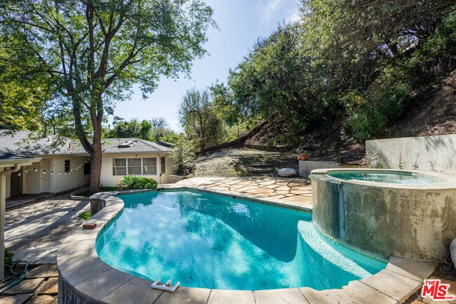 Photo - 19439 Oxnard St