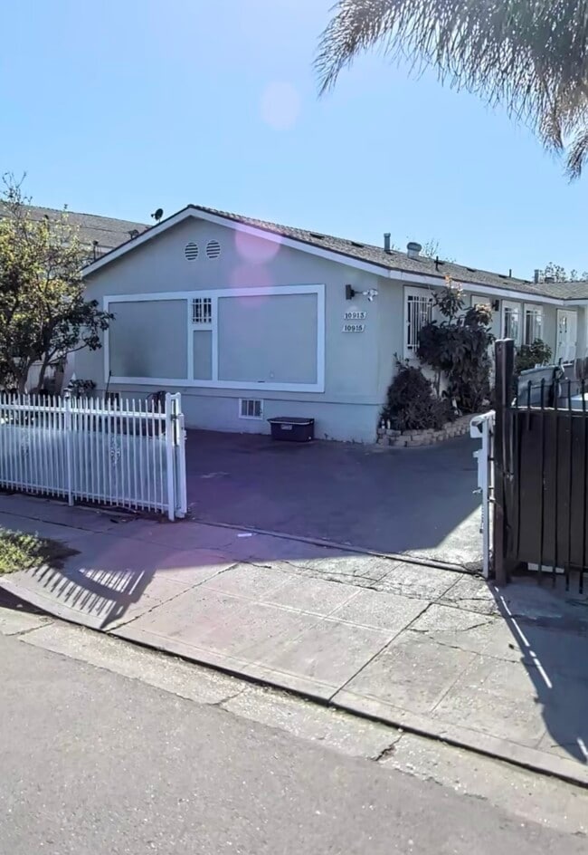 Building Photo - 10913 Wilmington Ave Rental