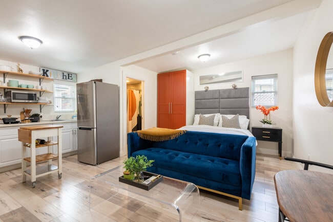 Photo - 1138 1/2 W 52nd St