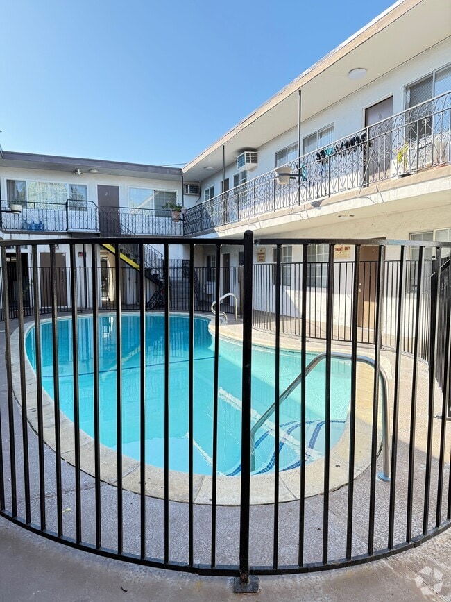 Building Photo - 6633 Woodley Ave Rental