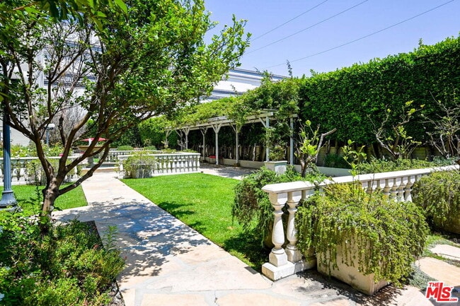 Photo - 1424 N Crescent Heights Blvd Unit 28