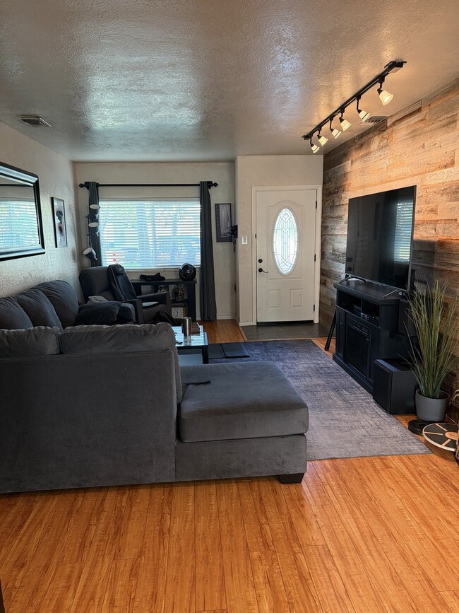 Photo - 10838 Floral Dr
