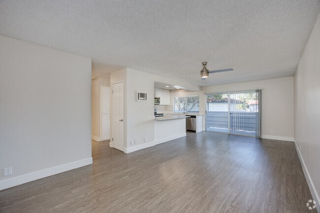 2BR, 2BA - 997SF - Living/ Dining Room - Stone Arbor