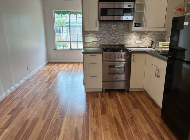 Main studio w/kitchenette. - 3580 Colonial Ave Unit Guesthouse /Studio for rent
