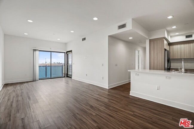 Photo - 7260 Hawthorn Ave Unit 207