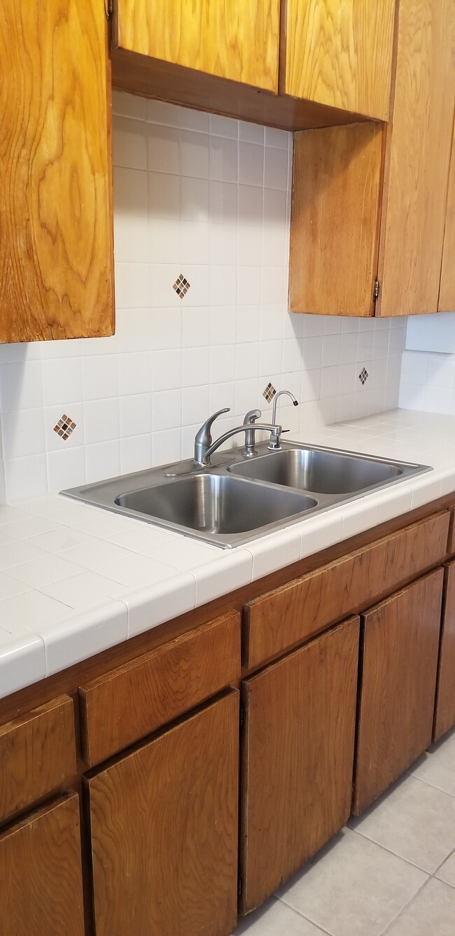 Kitchen - 351 Riverdale Dr