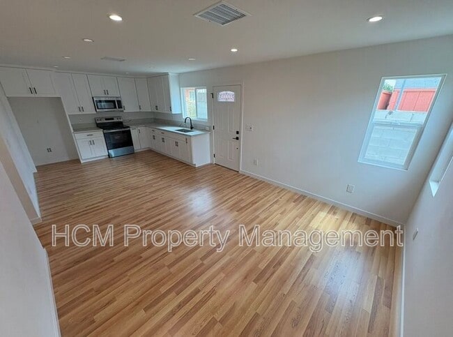 Photo - 856–858 W 47th St