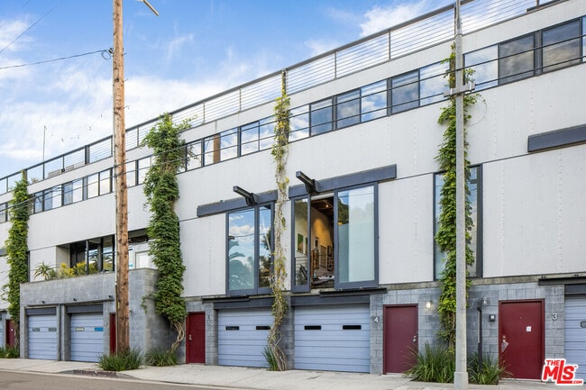 Building Photo - 1113 Electric Ave Unit 4