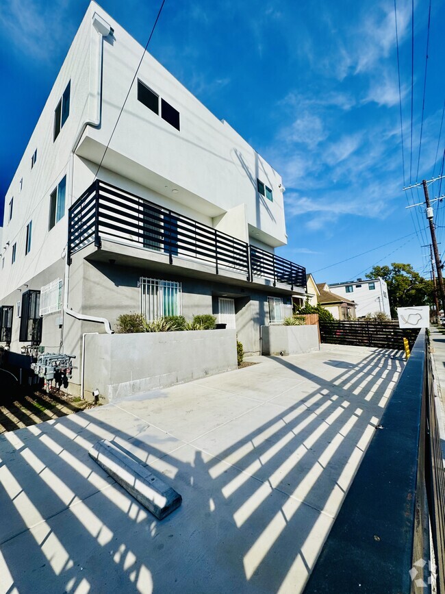 Building Photo - 215 E 29th St Rental