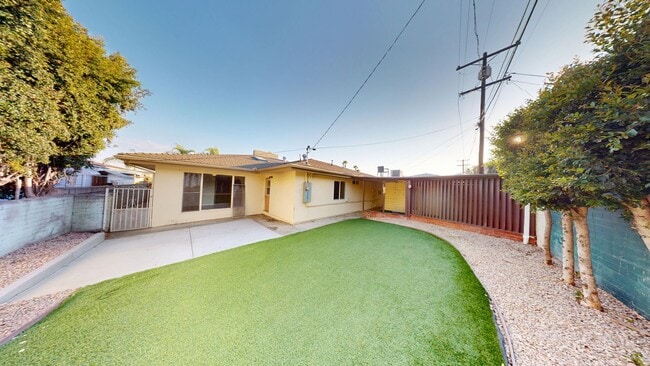 Photo - Large house Steps off Campus