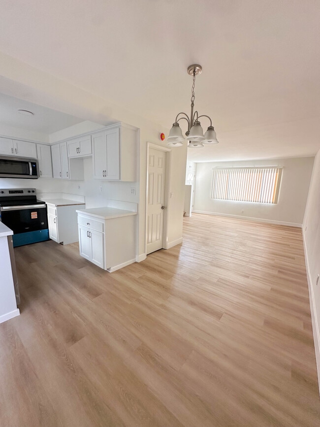 dining area - 2224 Curtis Ave Unit A