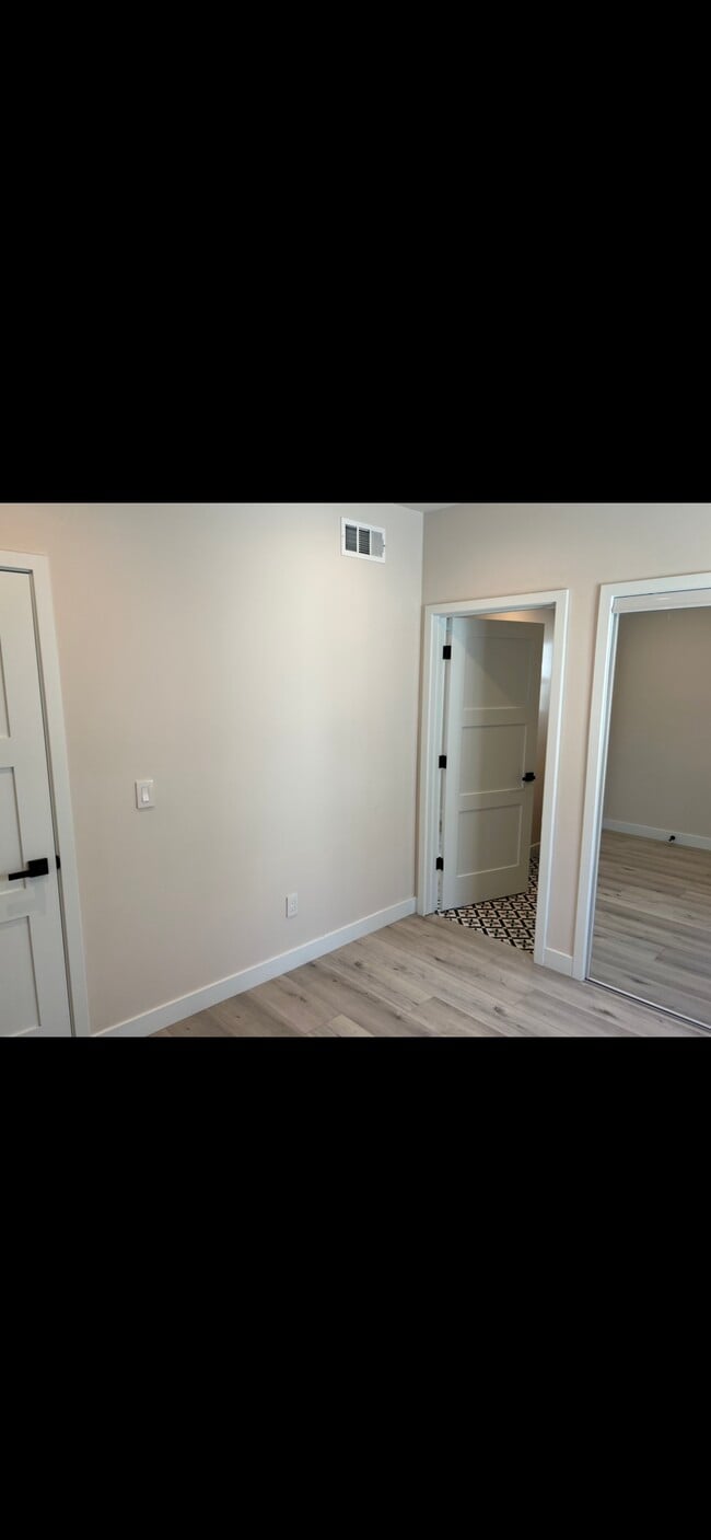 Photo - 5349-5353 Russell Ave