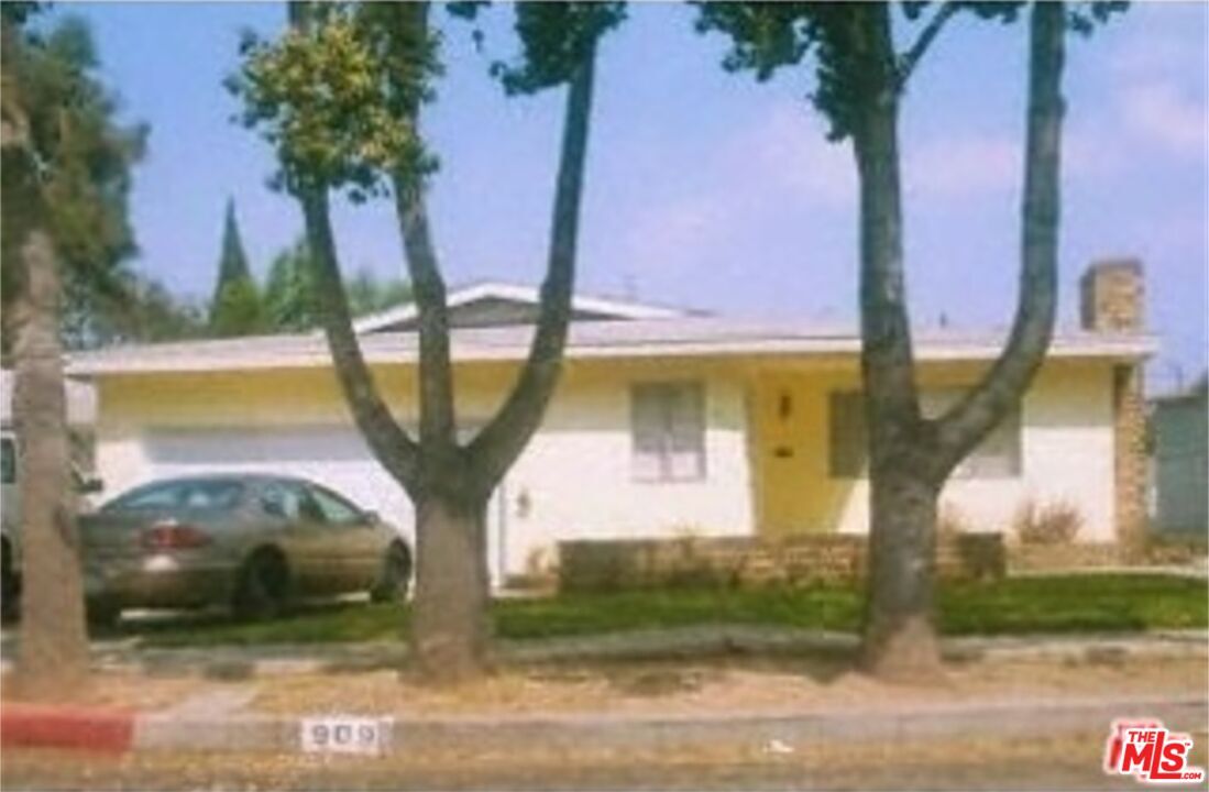 Photo - 909 E 68th St House