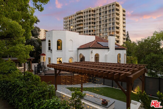 Photo - 2240 Hillhurst Ave