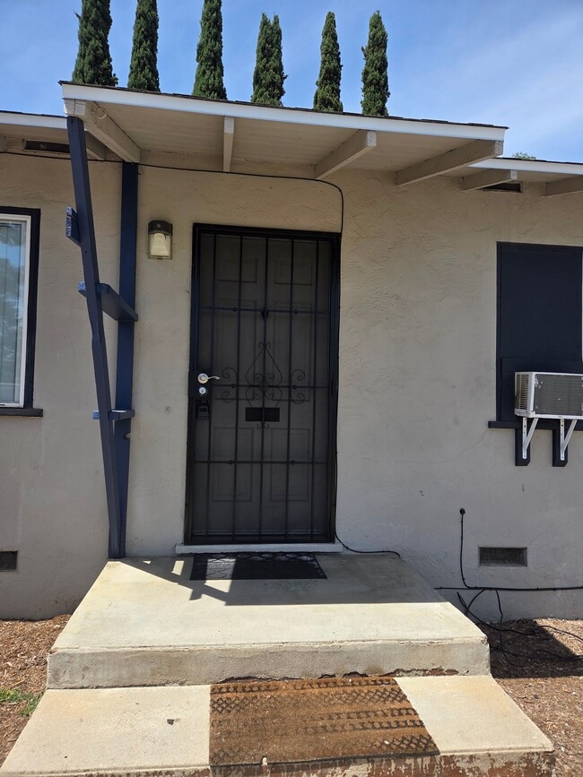 Front of Unit - 318 W Cypress Ave
