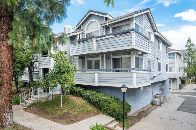 Building Photo - ADORABLE 3+2 CORNER Unit 215