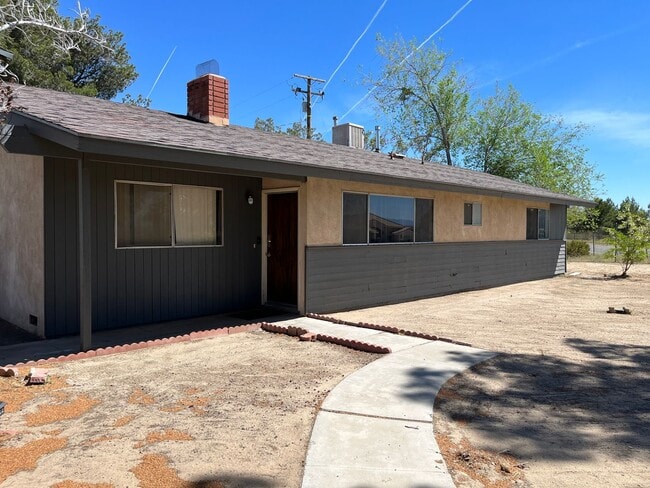 Building Photo - 2 bedroom 2 bathroom House In Apple Valley, Ca