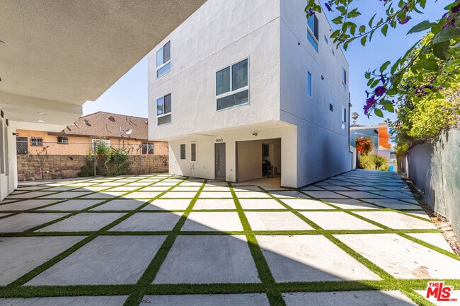 Photo - 5434 Romaine St