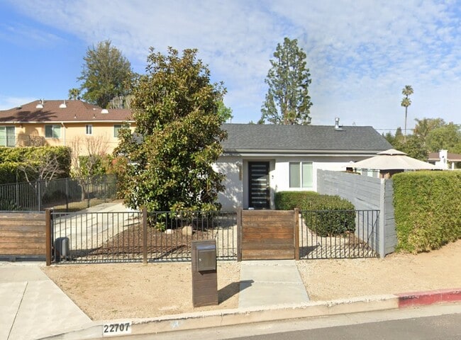 3 bedroom, 2 bath house in Woodland Hills - 3 bedroom, 2 bath house in Woodland Hills