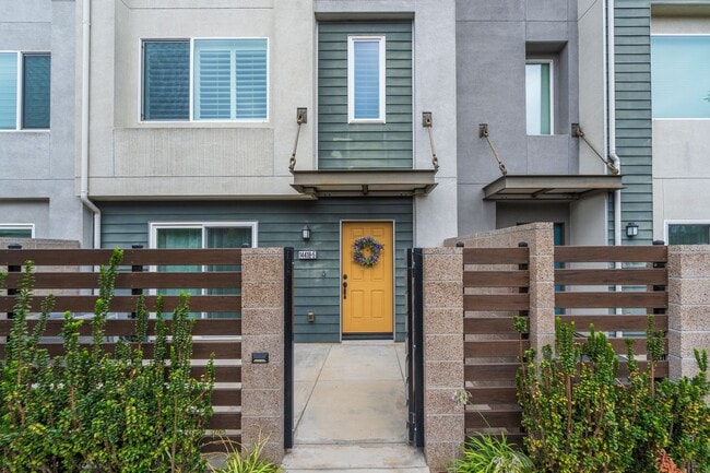 Building Photo - Beautiful Gardena Condominium in Gated Com...