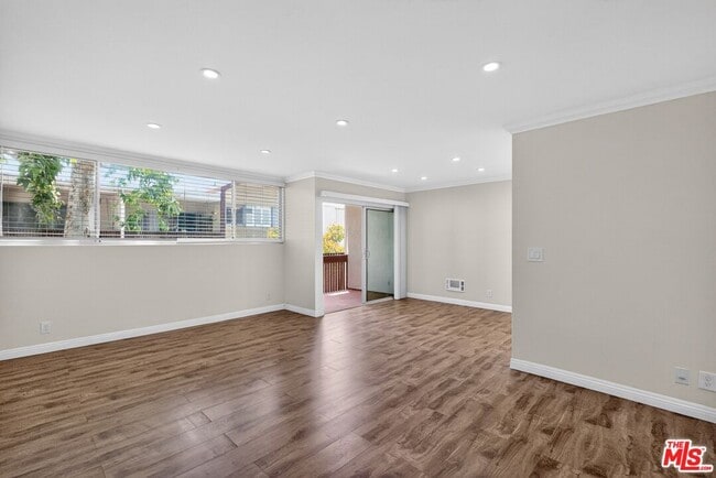 Building Photo - 5900 Canterbury Dr Unit B217